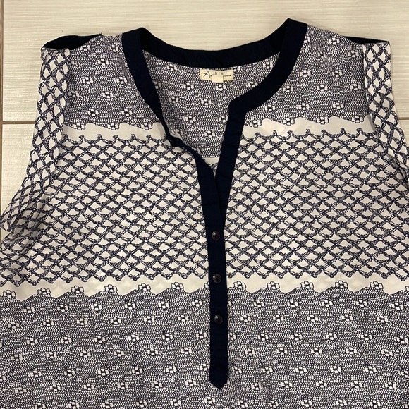 Antilia Femme Top Pre loved printed V-Neck Top with side slips. - Picture 2 of 7